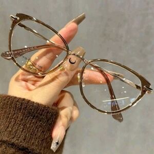 Chic Cat-Eye Glasses with Gold Frame